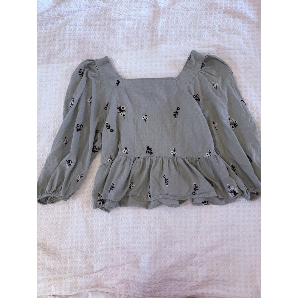 Universal Threads Women’s Medium Green Floral Blouse Crop Top